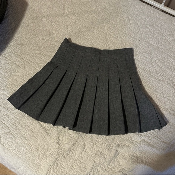 Grey pleated skirt - Picture 2 of 3